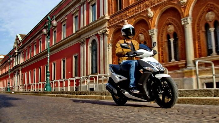 Έφτασε και στην Ελλάδα το νέο Kymco Agility 16+ 200, με τελική τιμή 2.195 ευρώ.